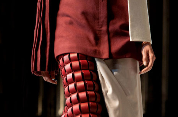 Projeto do aluno Christopher Tanelli em uma releitura da roupa tradicional japonesa em uma camisa vermelha com mangas largas. Nas pernas, uma vestimenta metade calça, metade saia.