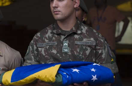 Soldado do Exército com a bandeira do Brasil
