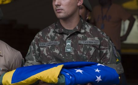 Soldado do Exército com a bandeira do Brasil