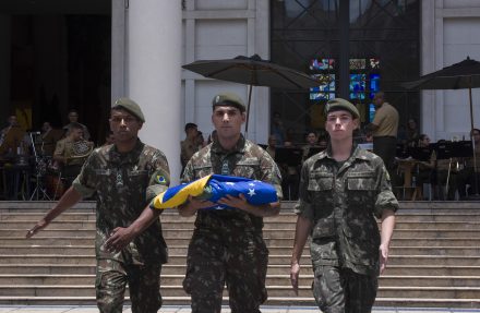 Soldados do Exército com a bandeira do Brasil
