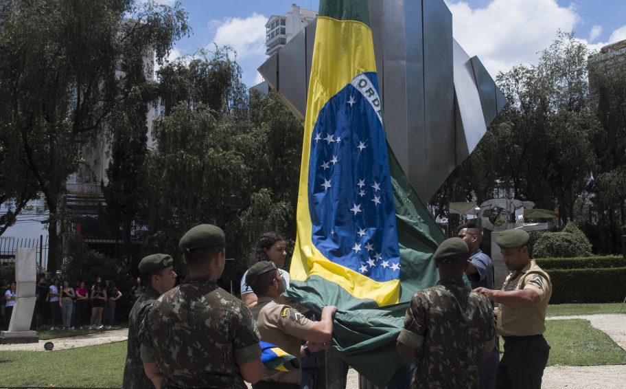 Troca da bandeira do Brasil